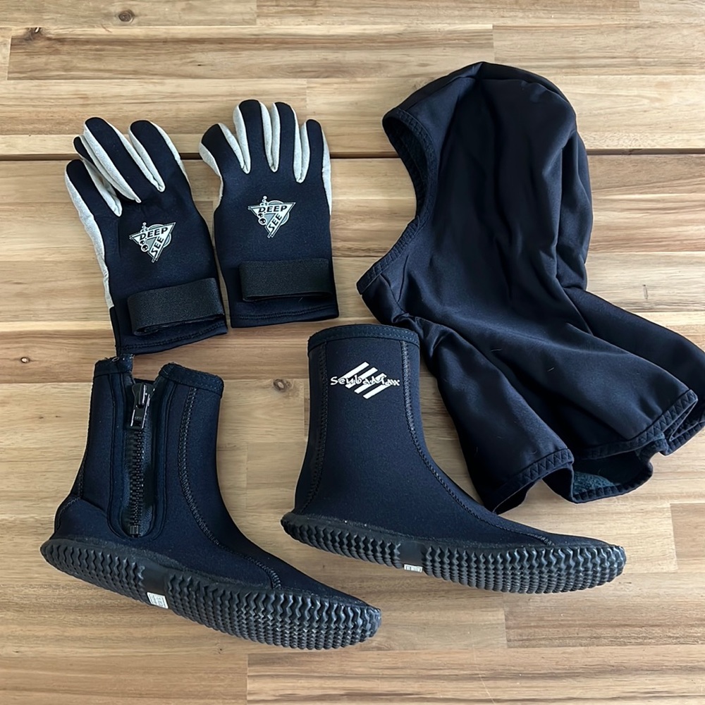 Scuba set (hood, gloves and boots). Hood (S), gloves (XS), boots (US5, UK36).